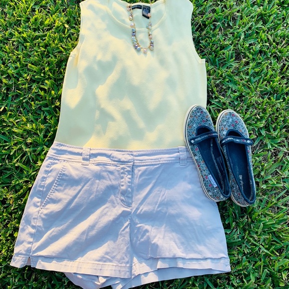 New York & Company Khaki Shorts Size 8 - Picture 1 of 9